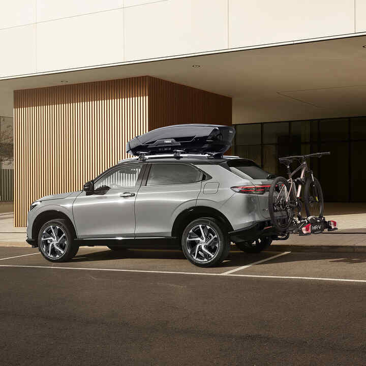 Nouveau HR-V avec coffre de toit parqué devant un immeuble