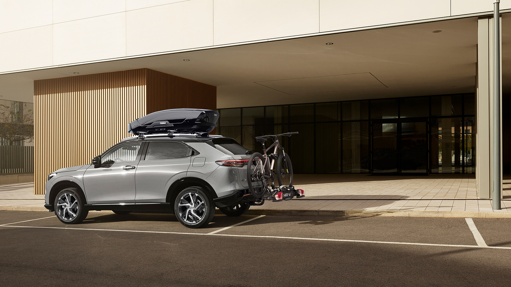 Nouveau HR-V avec coffre de toit parqué devant un immeuble