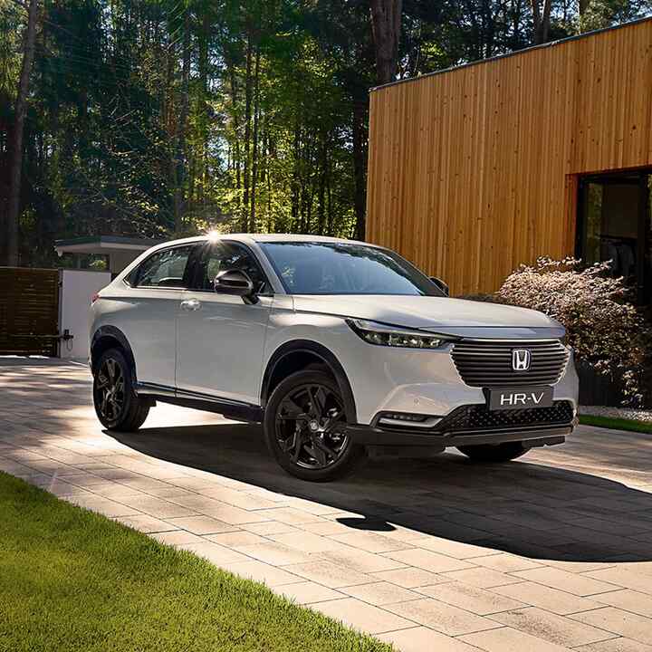 Vue de trois quarts avant du Honda HR-V Hybrid en train de rouler