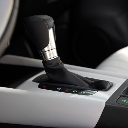 Gros plan sur le levier de vitesse de la Honda Jazz