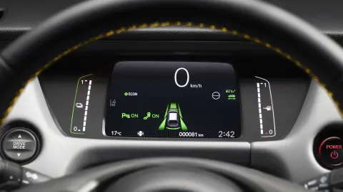 Gros plan sur le système Honda SENSING à l’intérieur de la Jazz Hybride.
