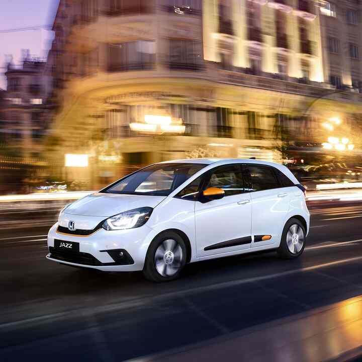 Vue de trois quarts avant de la Honda Jazz Hybrid conduite en ville