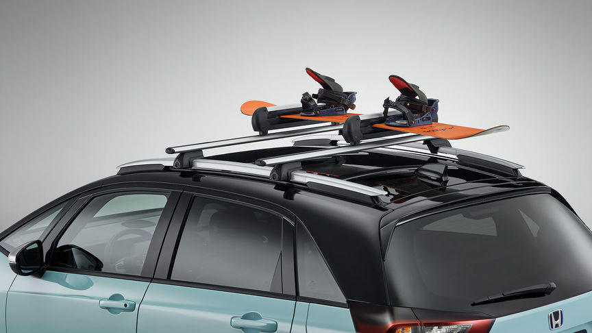 Gros plan sur le porte-skis et snowboard de la Honda Jazz Hybrid
