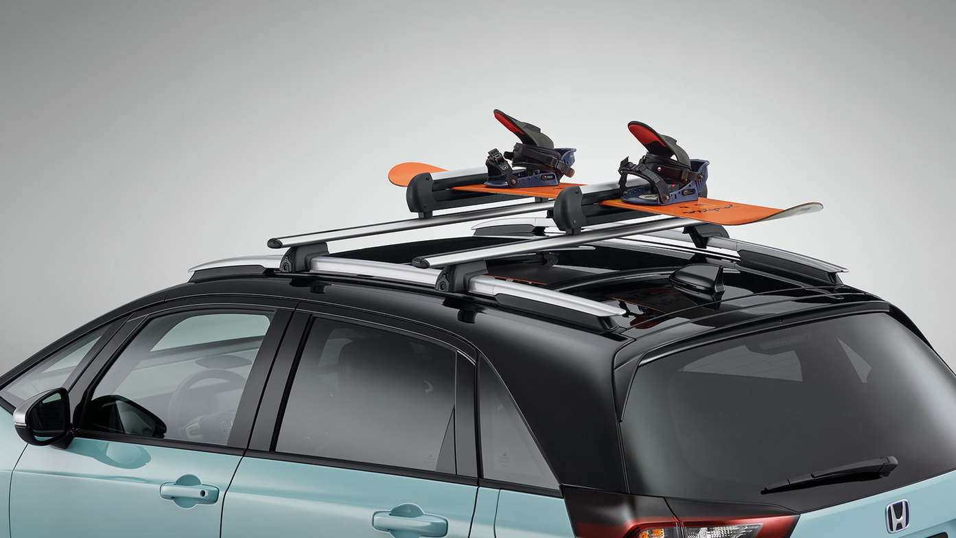 Gros plan sur le porte-skis et snowboard de la Honda Jazz Hybrid