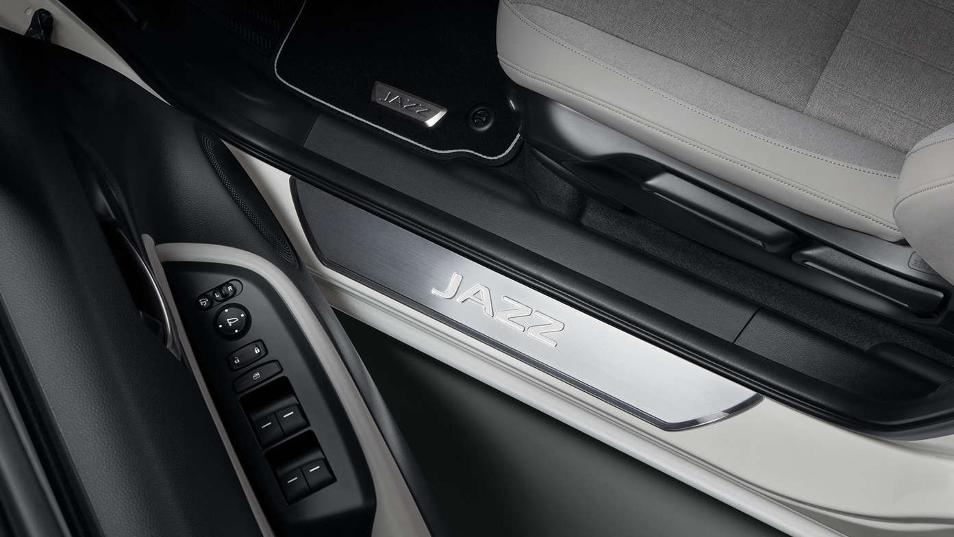 Gros plan sur l'intérieur de la Honda Jazz Hybrid avec garniture de seuil de porte du pack Confort
