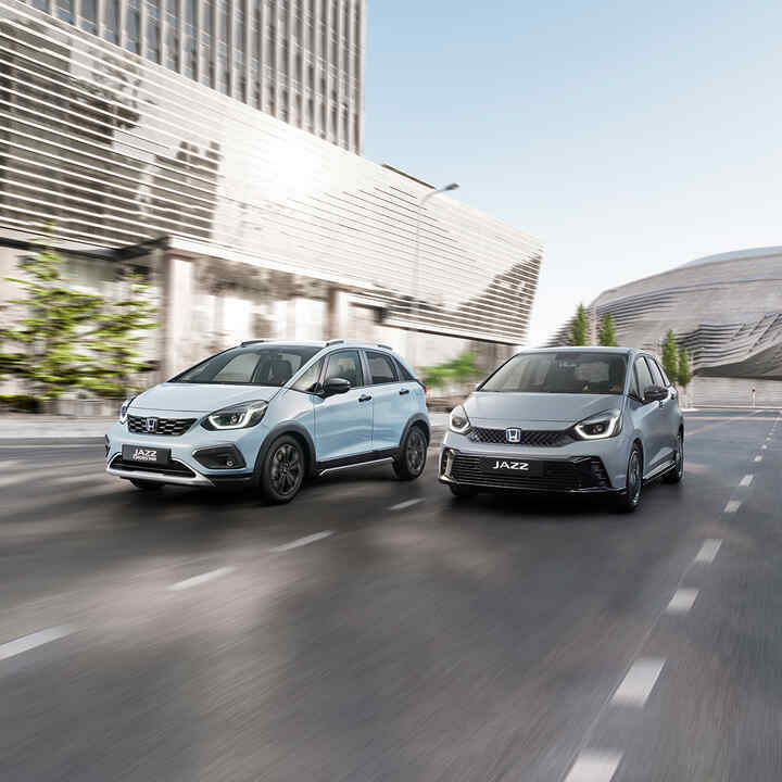 Les Honda Jazz et Jazz Crosstar offrent une expérience hybride complète grâce à leur groupe motopropulseur unique e:HEV disposant de trois modes. Dynamique et efficace, cette gamme auto-rechargeable allie réactivité et style élégant.