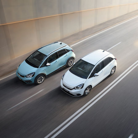 Les Honda Jazz et Jazz Crosstar offrent une expérience hybride complète grâce à leur groupe motopropulseur unique e:HEV disposant de trois modes. Dynamique et efficace, cette gamme auto-rechargeable allie réactivité et style élégant.