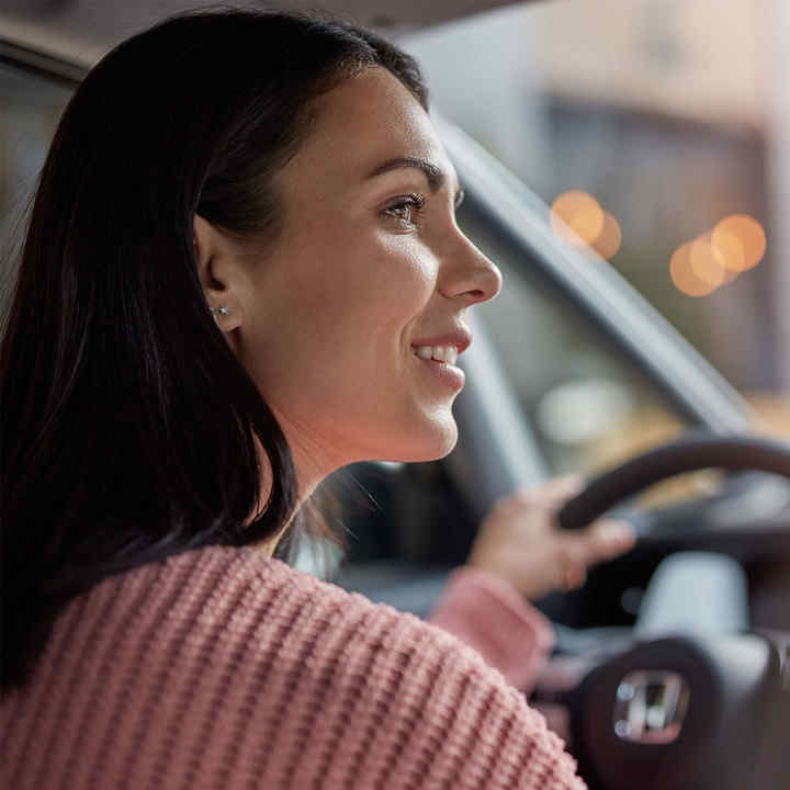 Gros plan d'une femme en voiture