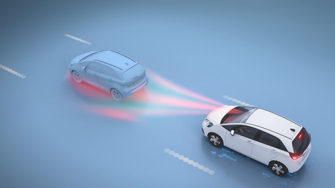 Une voiture Honda roulant derrière une autre voiture et affichant un signal de détection dans le système de gestion des collisions