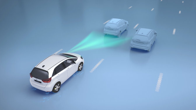 Une voiture Honda roulant et détectant la limite de vitesse inscrite sur un panneau de signalisation