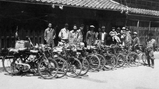 Quelques-uns des premiers employés de Honda à l'extérieur de l'usine d'Hamamatsu en 1948.