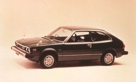 La première Honda Accord, vue de profil.