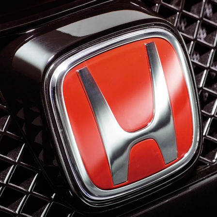 Gros plan du logo Honda « H » rouge.