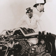 Soichiro Honda travaillant sur une voiture de course.