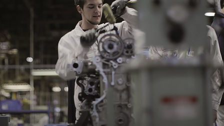 Technicien Honda travaillant sur un moteur.