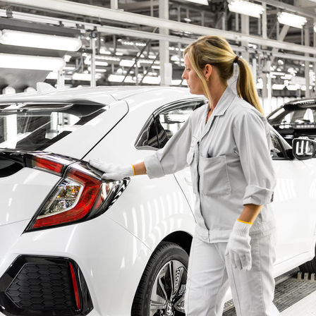 Honda technicien travaillant sur la Honda Civic 5 portes.