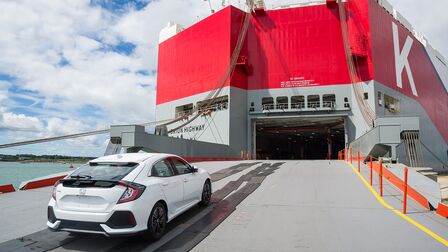 Vue de trois quarts arrière de la Honda Civic 5 portes transportée en Amérique.