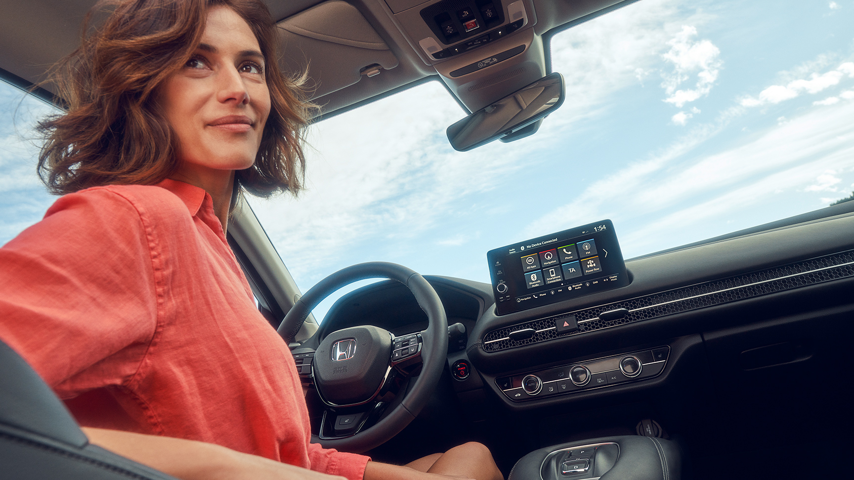 Femme assise sur le siège du conducteur regardant en arrière