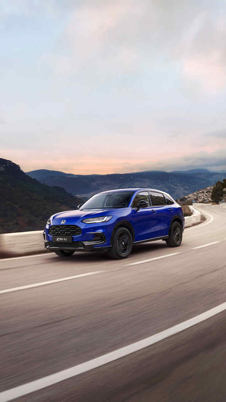  Honda ZR-V hybride roulant sur une route de montagne