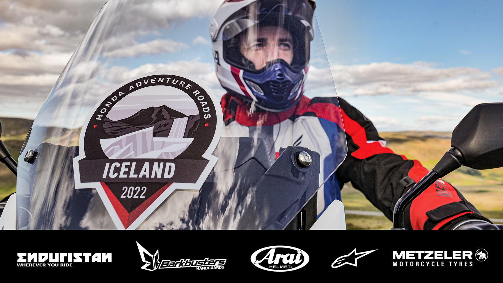 Un homme sur une moto Honda en Islande