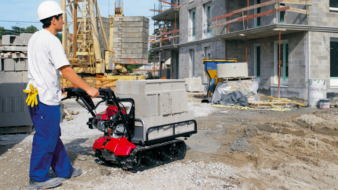 Transporteur utilisé par un modèle sur site.