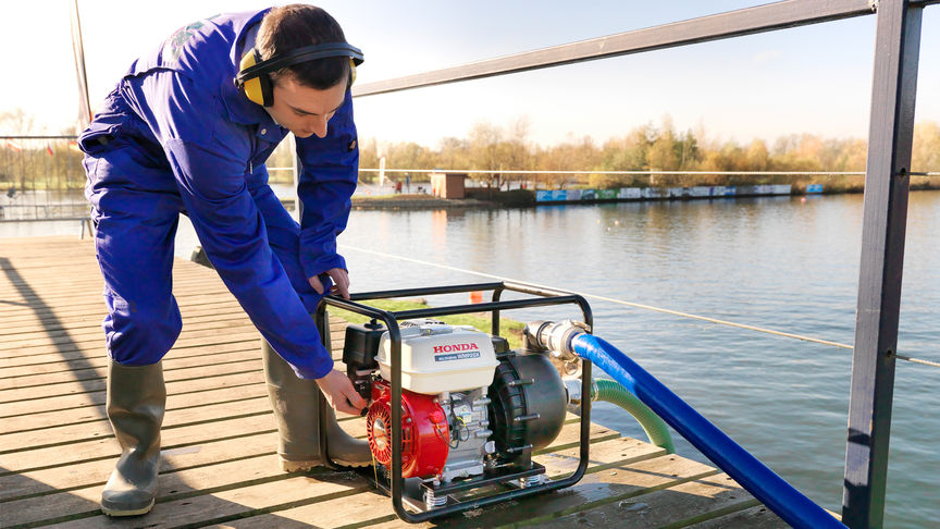 Vue rapprochée d'une pompe à eaux semi-chargées/pour produits chimiques utilisée par un modèle.