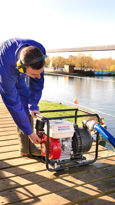 Vue rapprochée de pompes à eaux semi-chargées/pour produits chimiques.