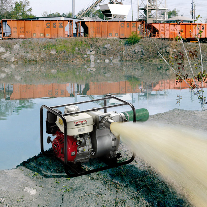 Vue rapprochée d'une pompe à eaux semi-chargées/à eaux chargées en cours d'utilisation.