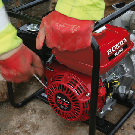 Vue rapproch&eacute;e d'un cadre de motopompe.