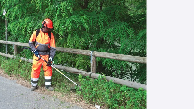 Débroussailleuse sac à dos Honda, utilisée par un démonstrateur, sur un terrain vert.
