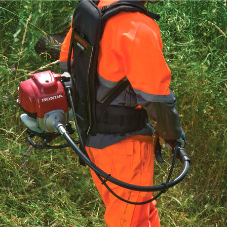Débroussailleuses sac à dos Honda, utilisées par un démonstrateur, plan sur l'arbre à pièce flexible.