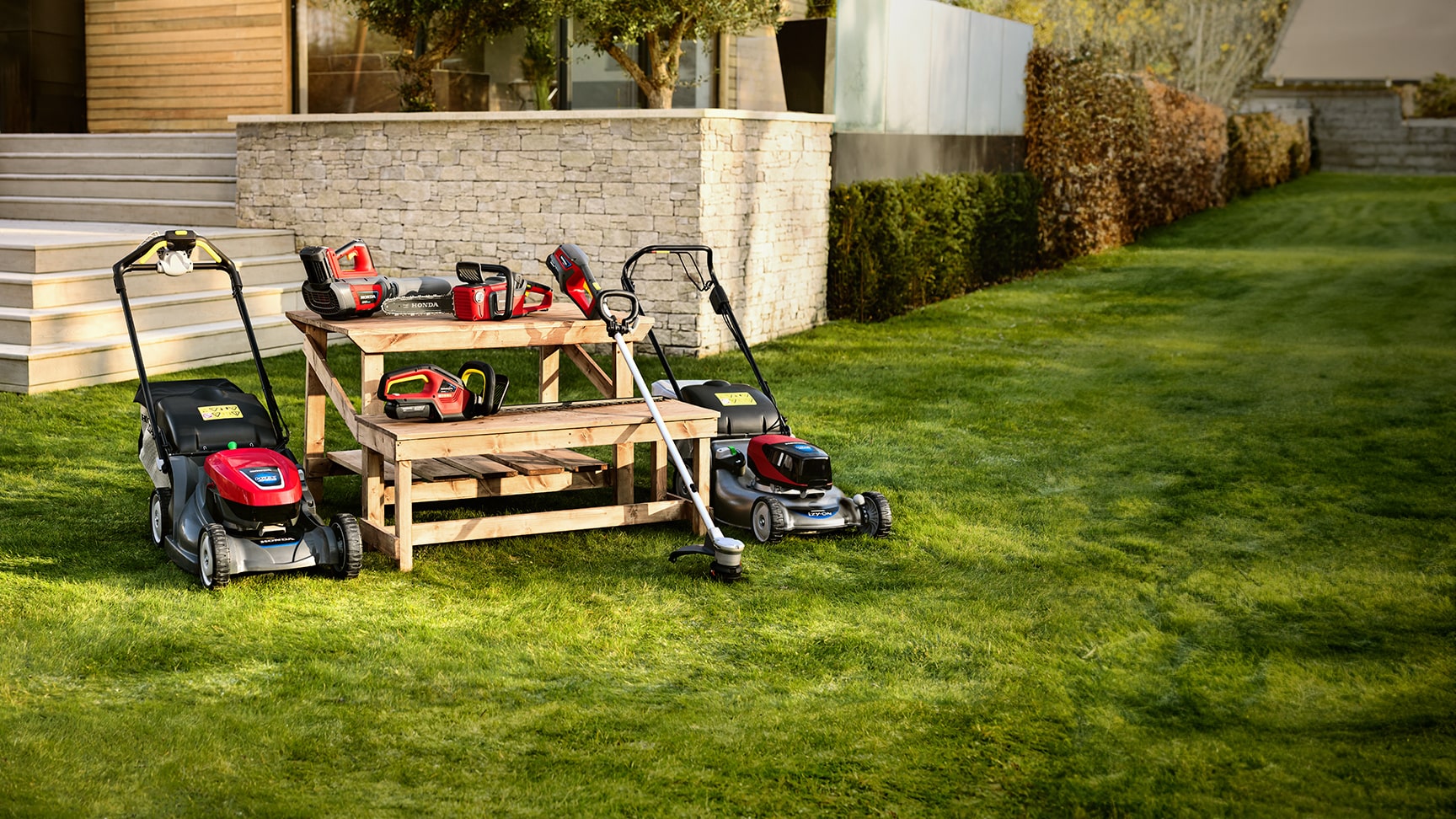 Femme utilisant une tondeuse à gazon dans un jardin