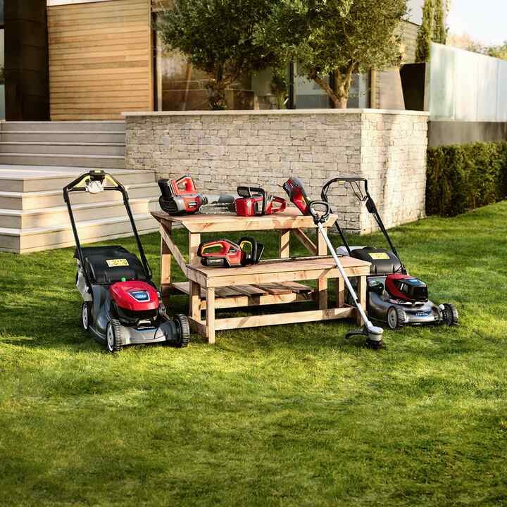 Femme utilisant une tondeuse à gazon dans un jardin