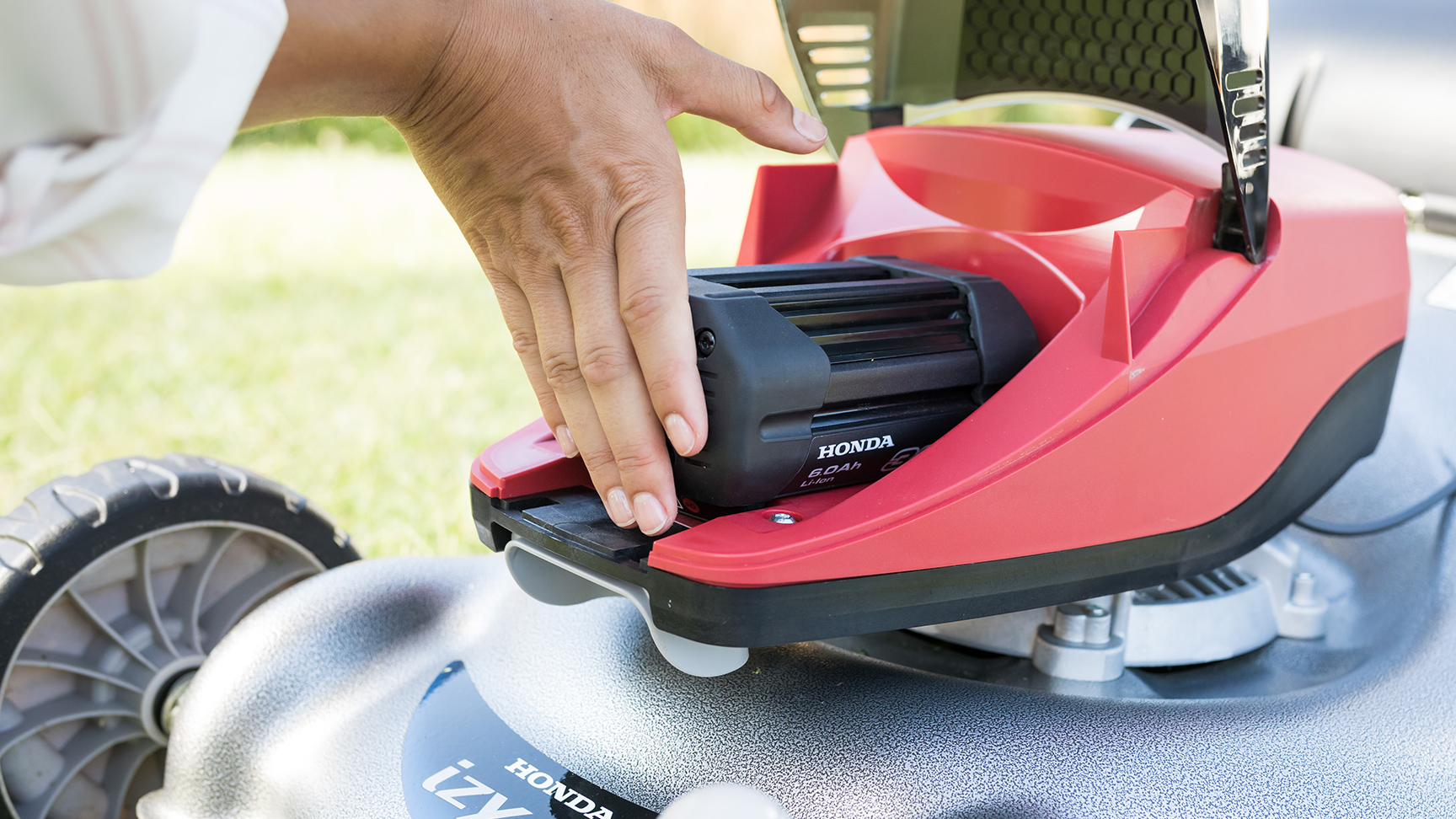 Homme chargeant un taille-haie à batterie