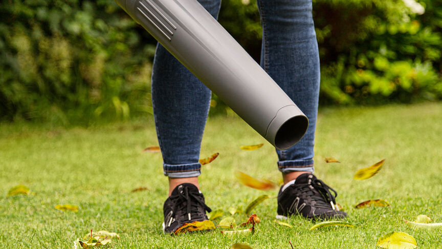 Utilisateur avec un souffleur à batterie