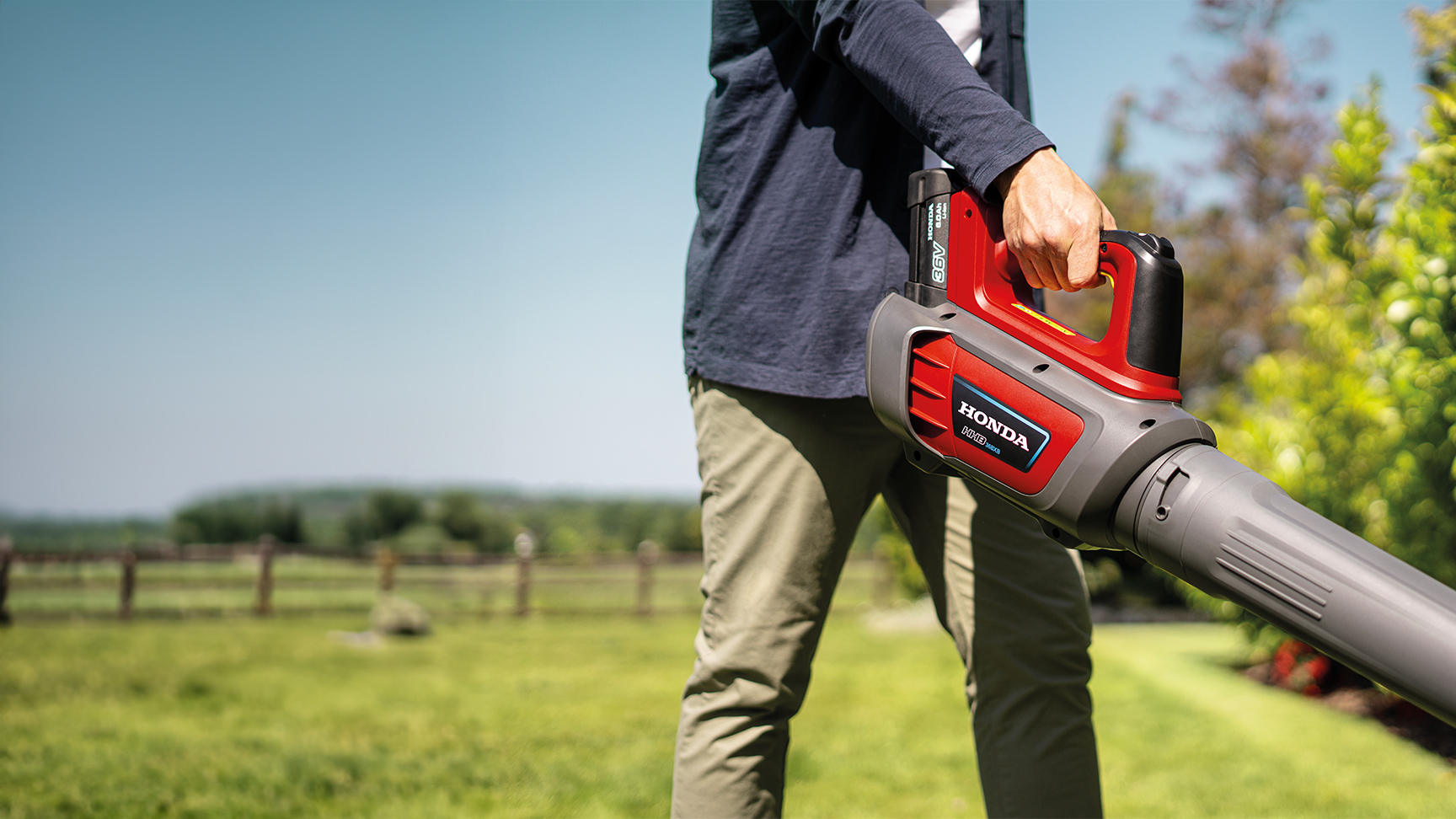 Utilisation d'un souffleur dans un jardin.