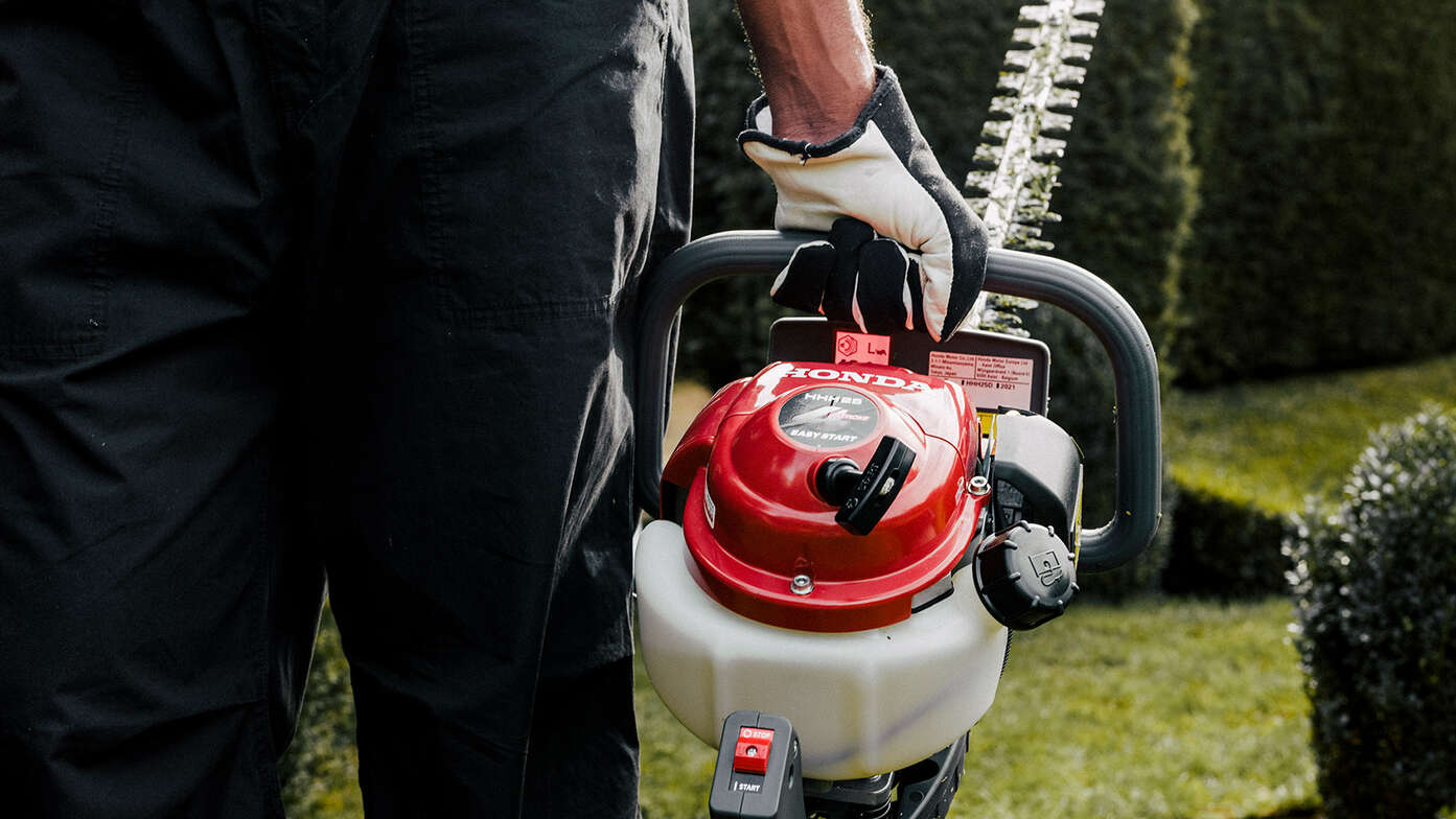 Un taille-haie en utilisation