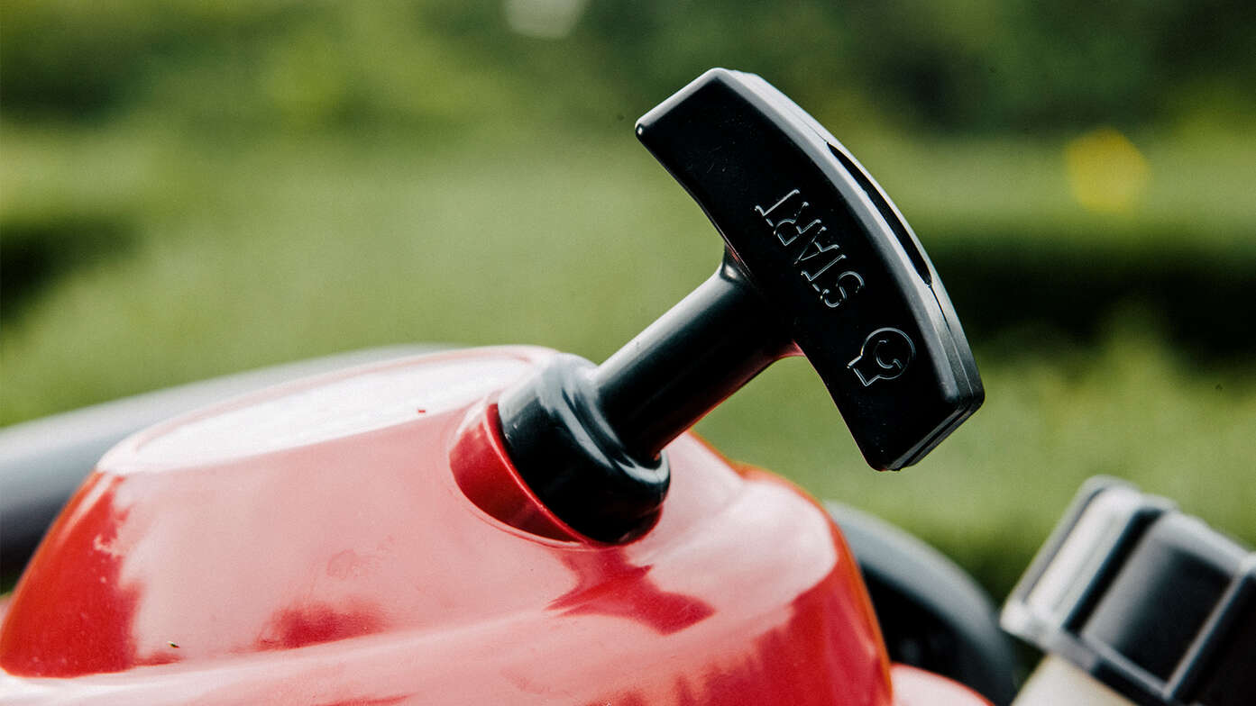 Gros plan du cordon de démarrage des taille-haies