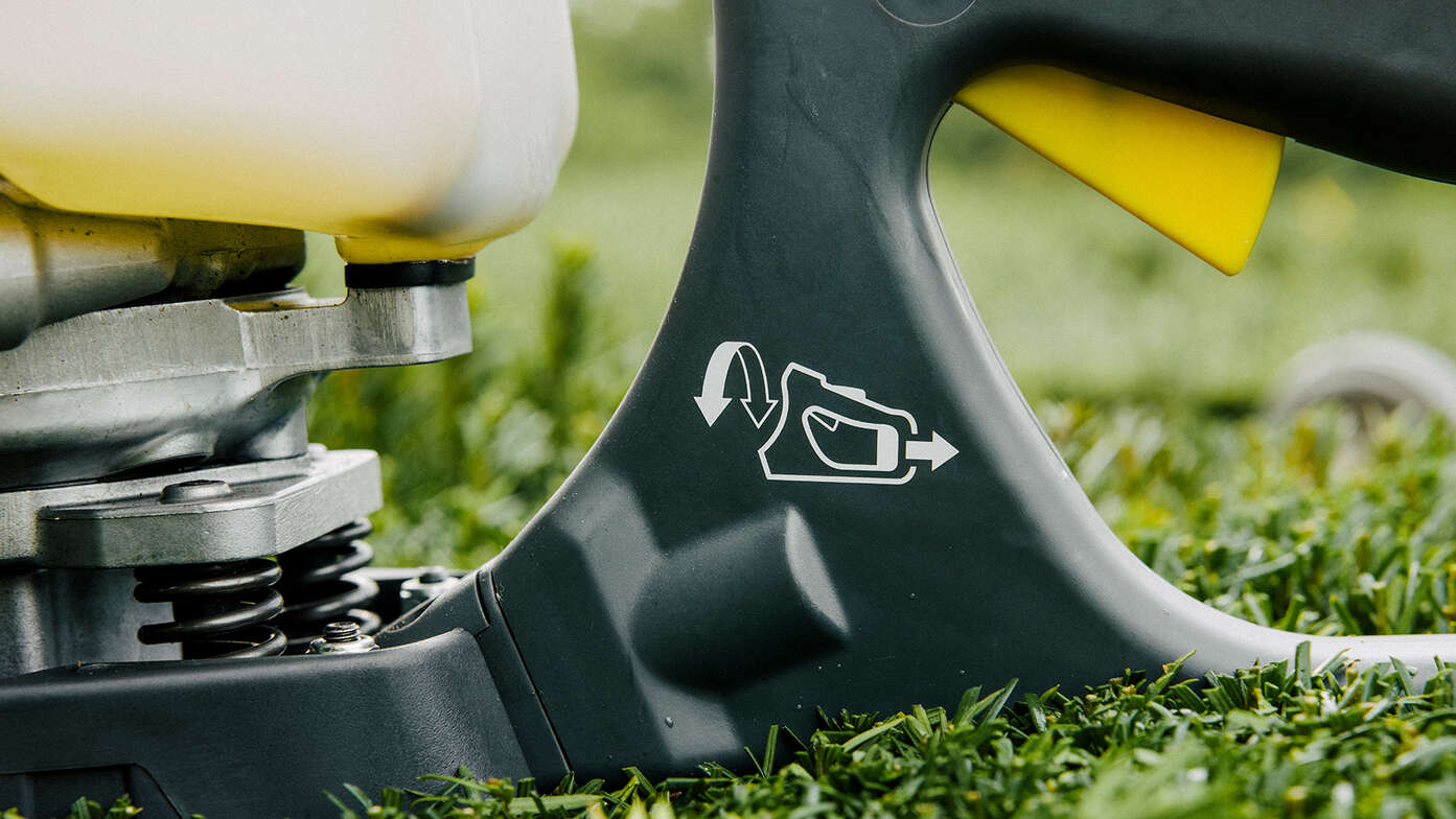 Gros plan sur le commutateur des taille-haies