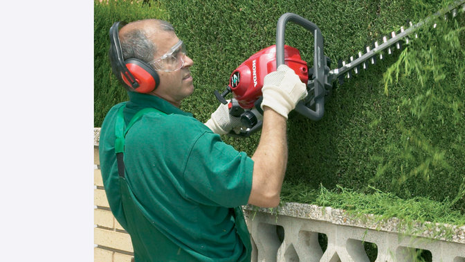 Taille-haies Honda, utilisés par un démonstrateur, dans un jardin.