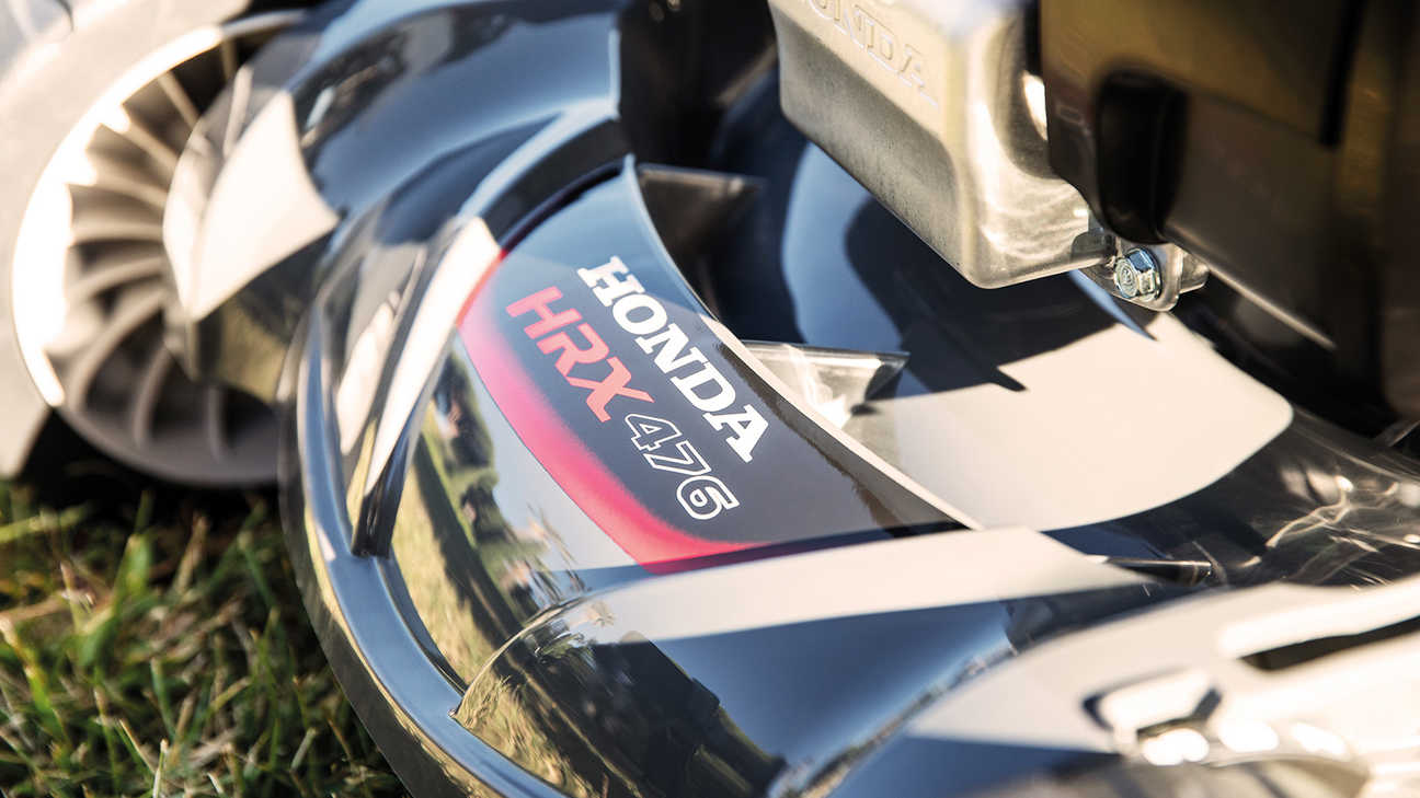 Gros plan du carter de coupe de la tondeuse à gazon Honda HRX.