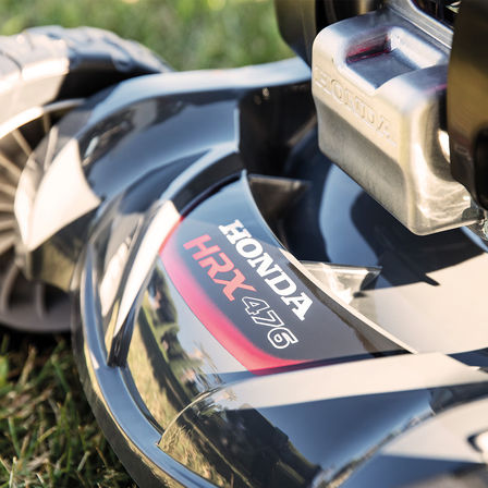 Gros plan en vue latérale du logo HRX Honda.