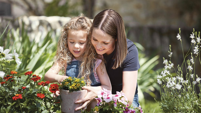 Femme et enfant avec des plantes