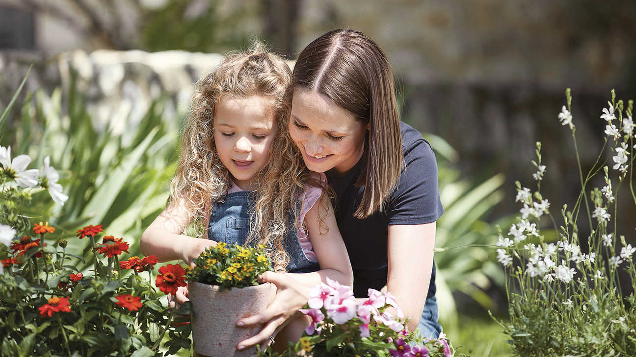 Femme et enfant avec des plantes