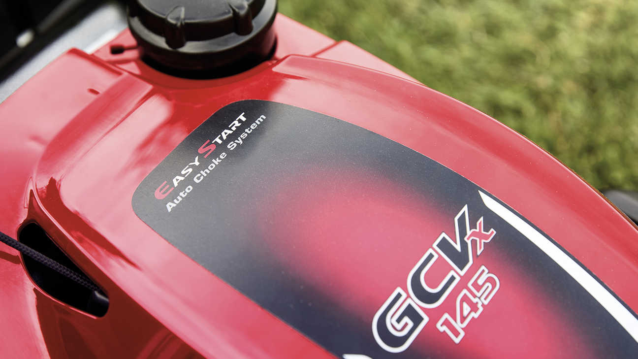 Gros plan sur la tondeuse Honda IZY gcv 145 vue de haut