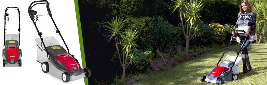 Gauche: 2 tondeuses à gazon Honda Droite: tondeuse à gazon de trois-quarts face, tournée vers la gauche, utilisée par une démonstratrice, dans un jardin.