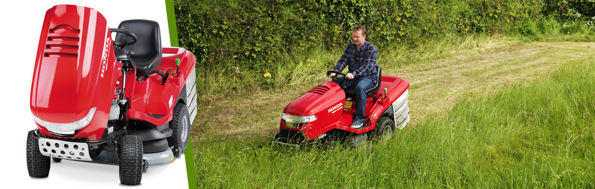 Gauche : tondeuse autoportée Honda, de trois quarts face, tournée vers la gauche. Droite : tondeuse autoportée, utilisée par un démonstrateur, dans un jardin.