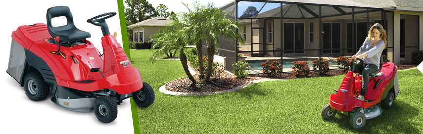 Gauche : tondeuse autoport&eacute;e Honda, de trois quarts face, tourn&eacute;e vers la droite. Droite : tondeuse autoport&eacute;e, utilis&eacute;e par un d&eacute;monstrateur, dans un jardin.