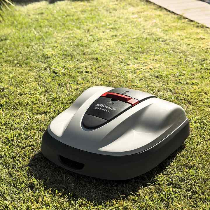 Miimo 3000 à l’œuvre sur un gazon.