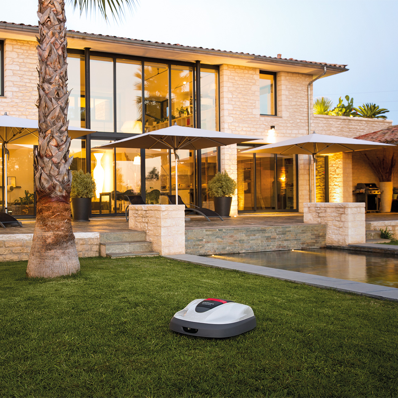 Miimo 310 à l’œuvre sur du gazon de jardin.